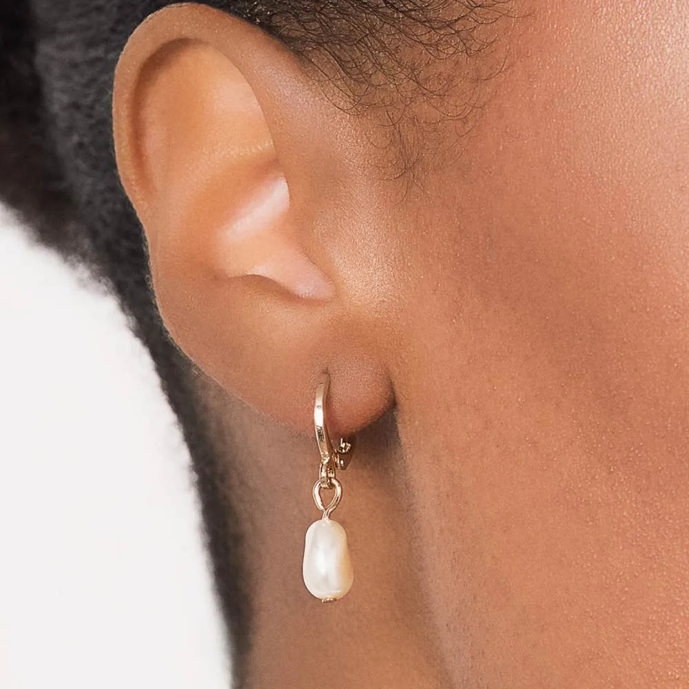 BRINCO ARGOLA BANHADO A OURO 18K COM PÉROLAS BARROCAS