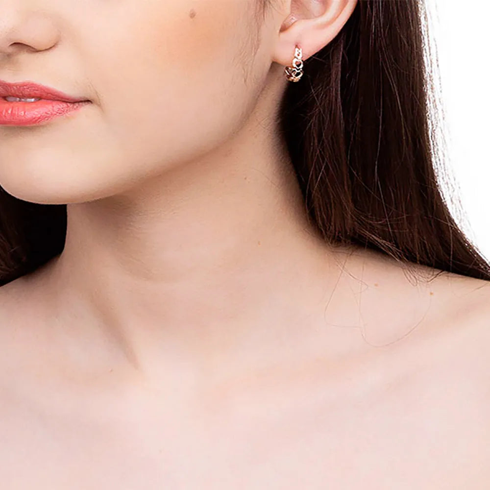 BRINCO ARGOLA CORAÇÕES VAZADOS BANHADO A OURO 18K