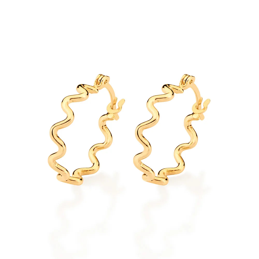 BRINCO ARGOLA ONDULADA BANHADO A OURO 18K